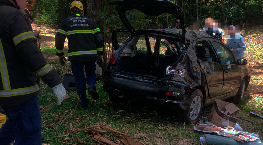 Mulher ferida após capotamento na BR-163