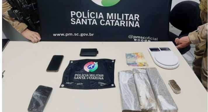 Polícia Militar prende dois homens por tráfico de drogas