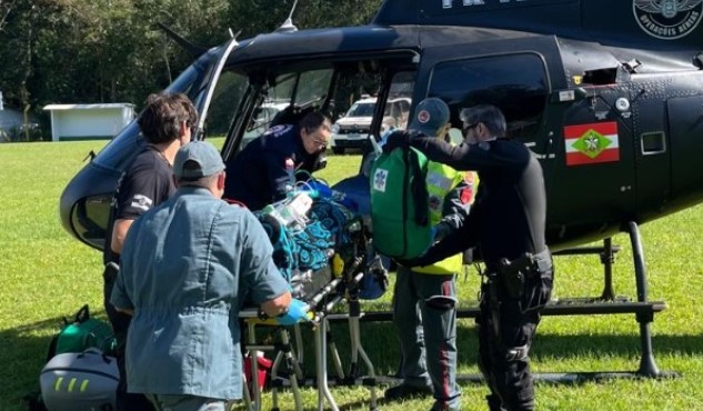 Jovem sofre choque anafilático após picada de abelha e é socorrido de helicóptero no Oeste