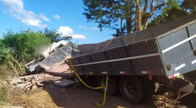 Motorista percebe falha mecânica e pula de caminhão em movimento