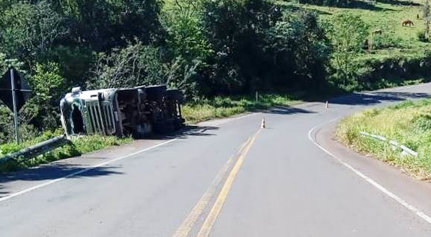Homem fica gravemente ferido em acidente com carreta