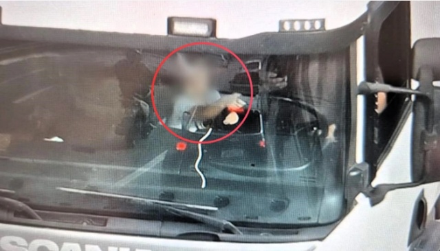 PRF flagra criança na ‘direção’ de caminhão e motorista no celular em SC