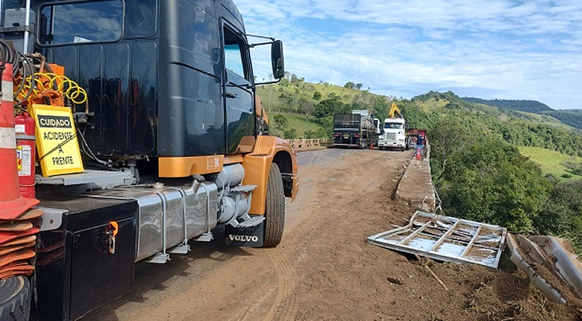 Carreta que tombou na ponte do Rio das Antas é removida após quase 12 horas