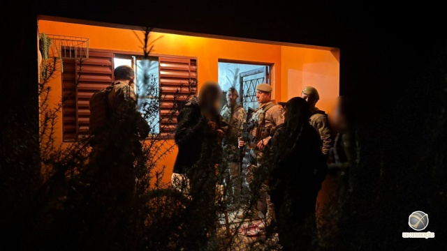 Polícia Civil e Militar cumprem mandados de busca em investigação sobre posse irregular de arma