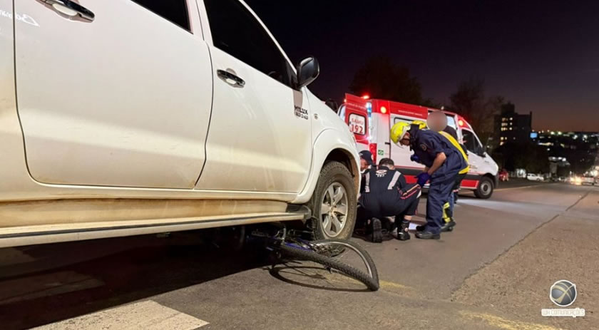Ciclista é atropelado, sofre fratura e bicicleta para debaixo de camionete