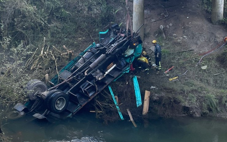 Motorista morre ao cair de ponte com caminhão na SC-114