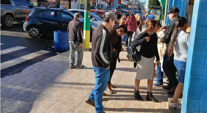Argentinos seguem cruzando a fronteira para fazer compras