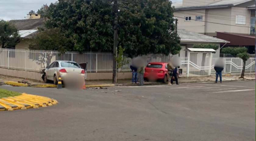 Carros vão parar na calçada após colisão em cruzamento