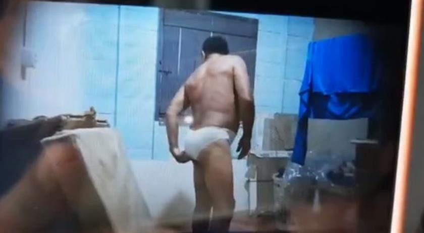 Câmeras registram homem invadindo casa para cheirar e vestir calcinhas