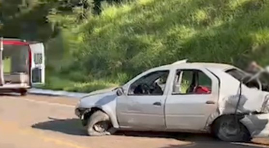 Mulher morre após capotamento na BR-282