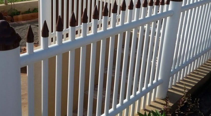 Adolescente morre após tentar pular cerca da própria casa em SC