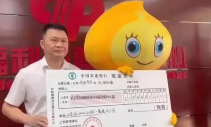 Ganhador de R$ 153 milhões recebe prêmio fantasiado para esposa não descobrir