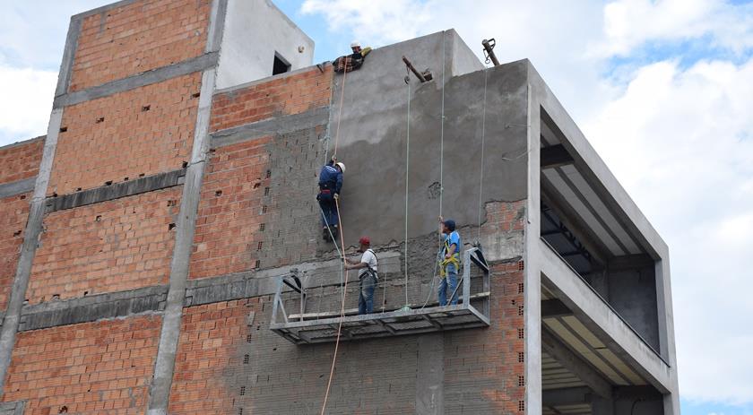 Bombeiros resgatam trabalhadores presos em andaime de prédio em construção