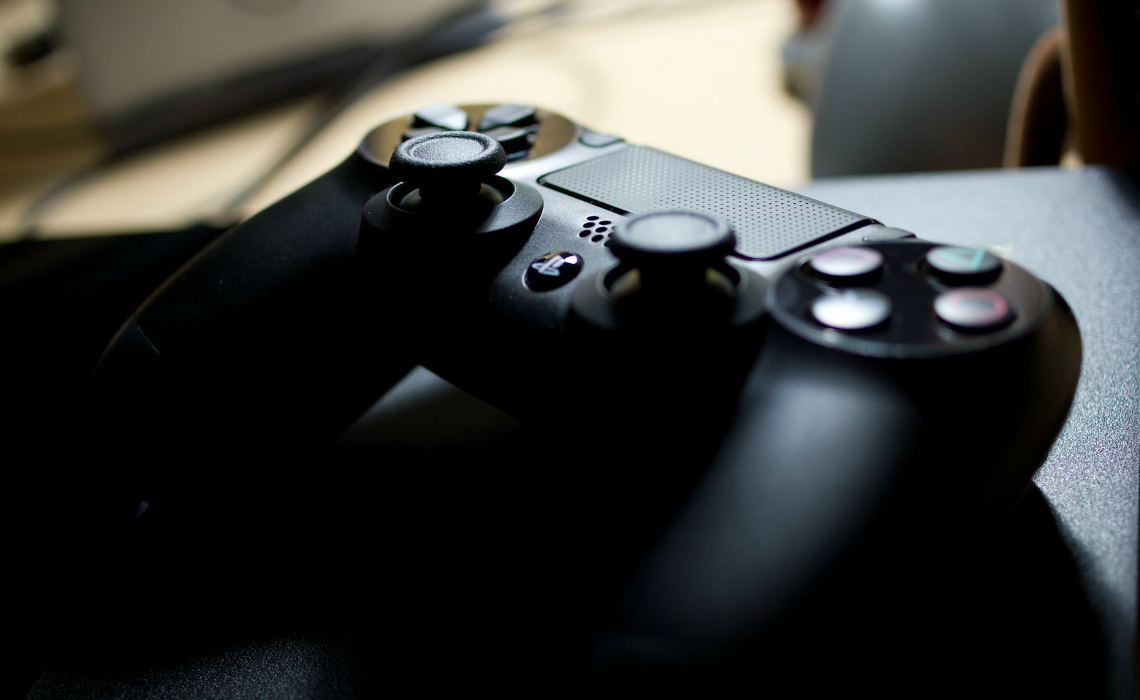Homem sofre tentativa de estelionato ao colocar videogame à venda na internet