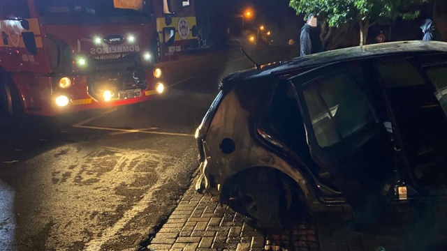 Incêndio atinge dois veículos durante a madrugada