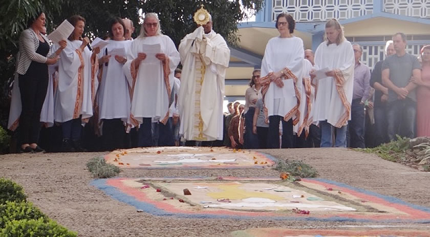 Comunidade celebra com missa e procissão Festa de Corpus Christi