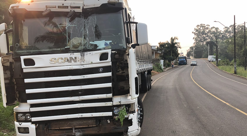Carreta disparada atinge poste e Van estacionada