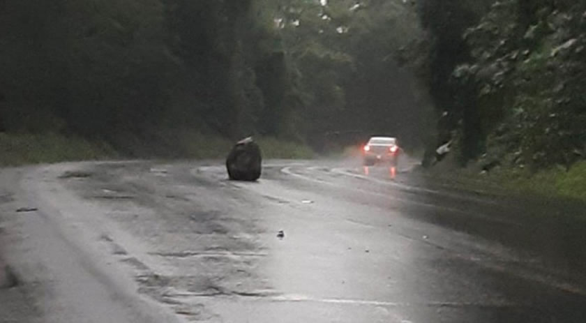 Pedra na pista causa acidente com motociclista na BR-282