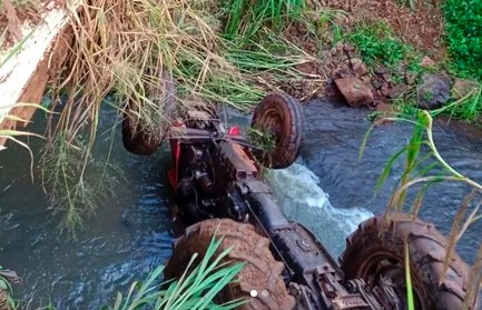 Homem fica ferido após capotamento de trator no interior