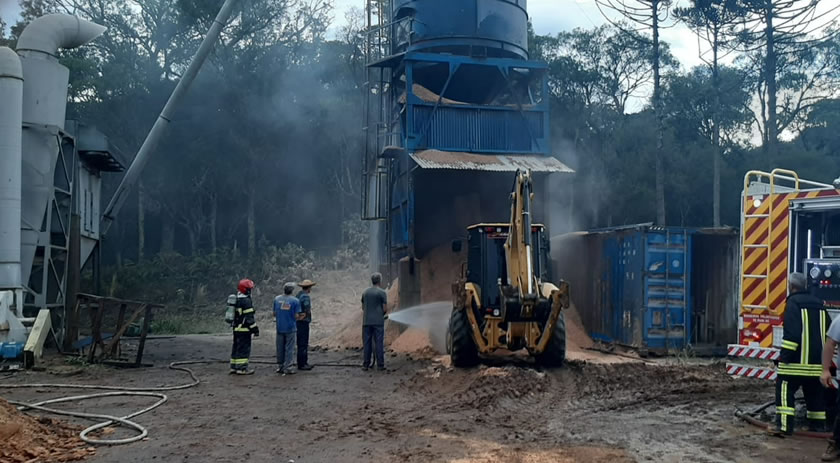 Incêndio é registrado em silo que armazenava maravalha no município
