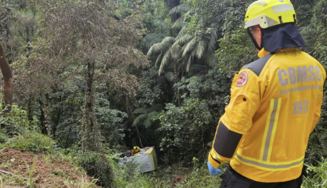 Furgão despenca 50 metros em ribanceira e mobiliza resgate
