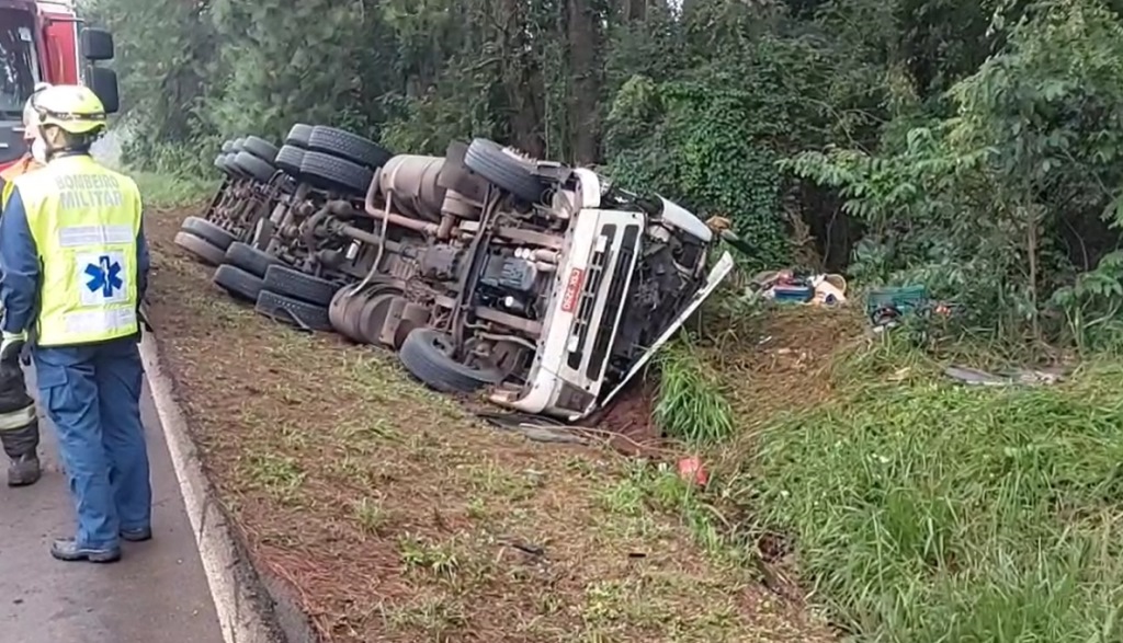 Caminhoneiro morre esmagado após tombamento de carreta na BR-282