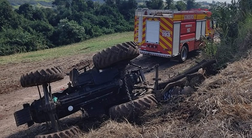 Homem fica ferido após tombar trator no interior