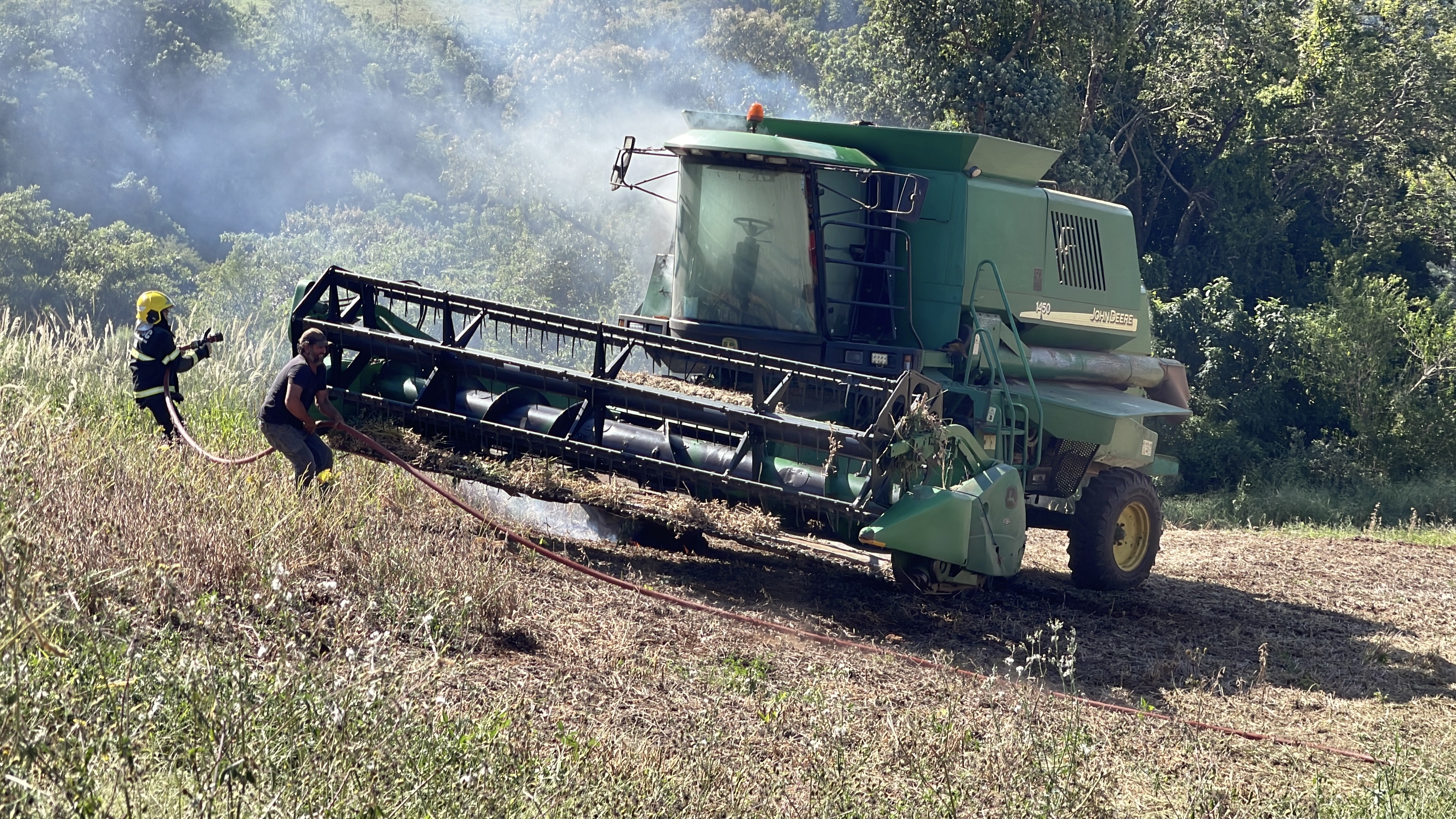 Colheitadeira é parcialmente destruída pelo fogo na Linha São José