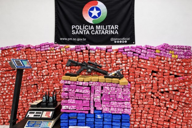 Polícia apreende cerca de uma tonelada de maconha, fuzil e pistola em SC