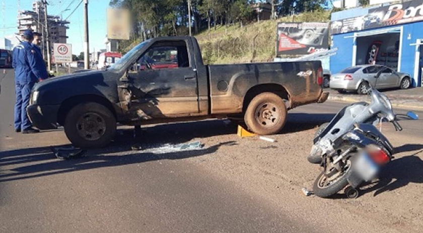 Acidente entre moto e camionete deixa um ferido na Willy Barth