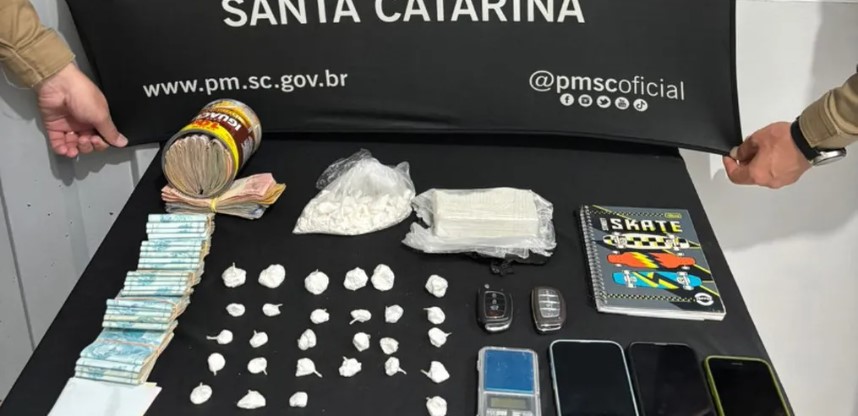 Motorista de app é preso com cocaína e R$ 28 mil em dinheiro