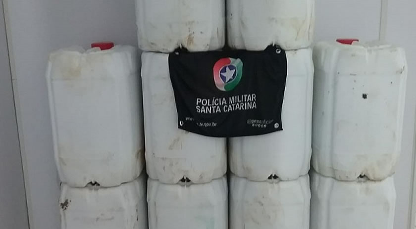 Policial militar suspeita de veículo e apreende galões de agrotóxico
