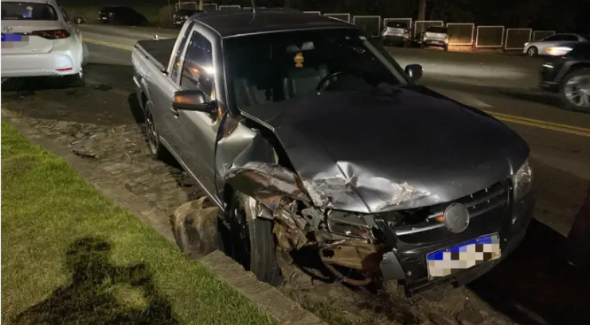 Colisão entre carro e caminhonete é registrada na PR-566
