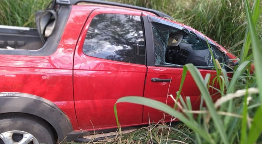 Veículo sai de pista no interior do município