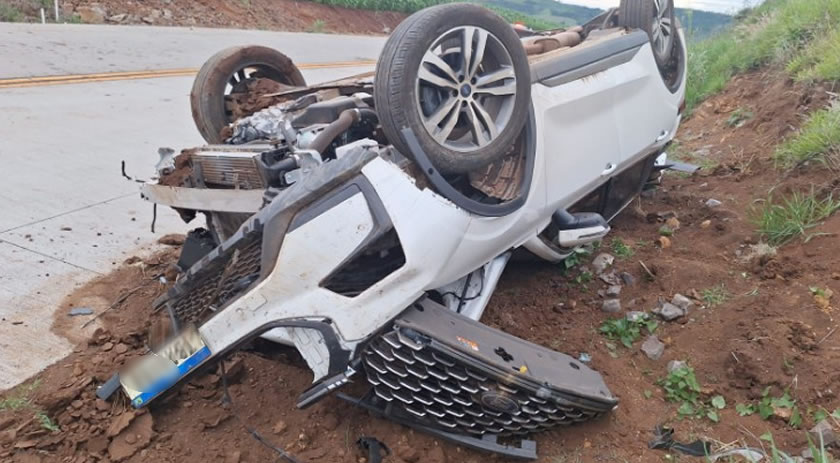 Motorista fica ferida após bater carro contra barranco e capotar no Oeste