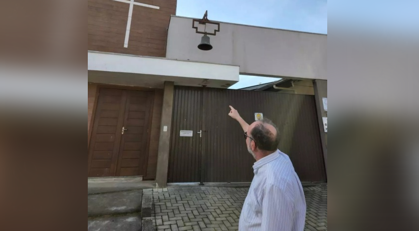 Ladrão arrependido devolve badalo de Padre