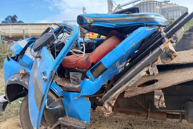 Motorista sobrevive e sai sozinho de caminhão destruído em capotamento na SC-355