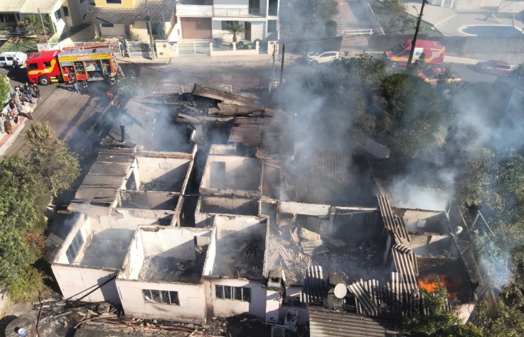 Casa é destruída por incêndio e bombeiros precisam de 20 mil litros de água para conter chamas