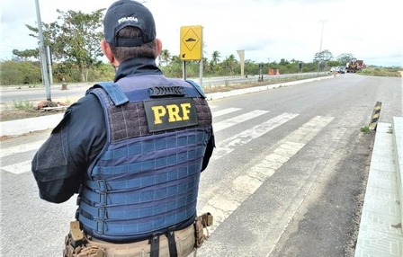Homem oferece dinheiro a policiais, mas acaba preso com moto furtada
