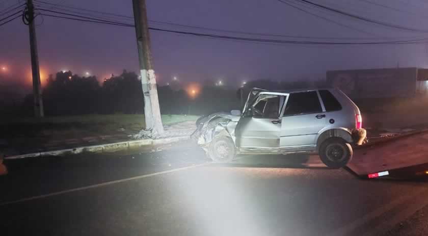 Motorista dorme ao volante e colide contra poste de energia elétrica
