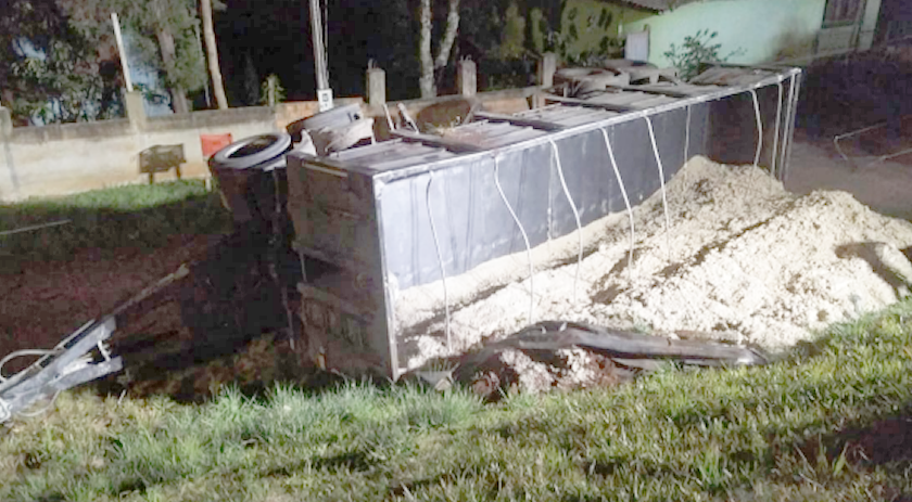 Caminhão tomba após reboque se desprender do veículo