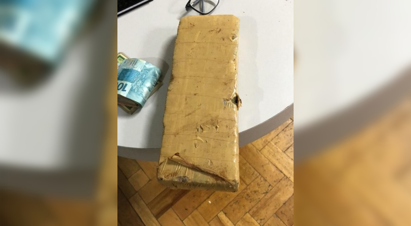 Em fiscalização, polícia encontra droga em veículo