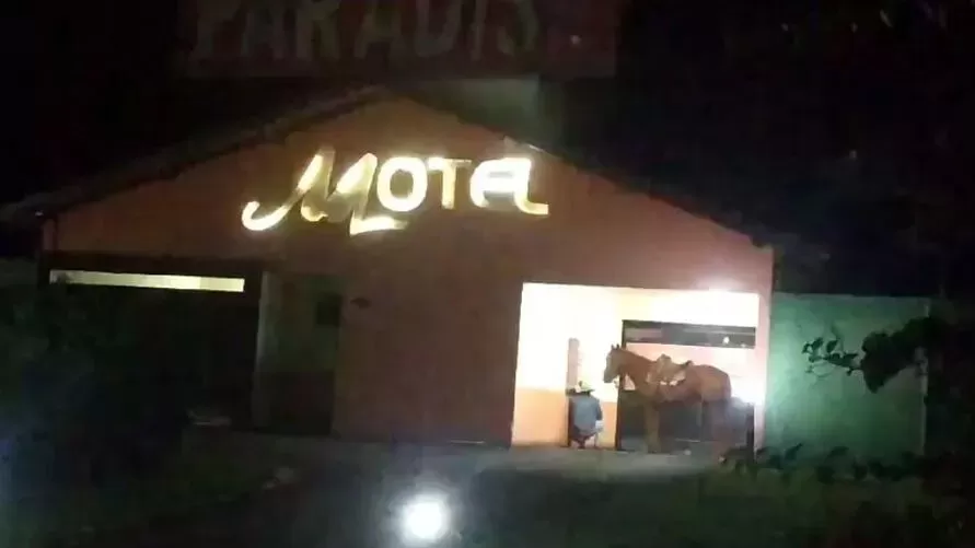 Homem vai de cavalo até motel e viraliza nas redes sociais