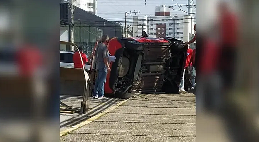 Mulher capota carro de autoescola ao fazer baliza durante prova