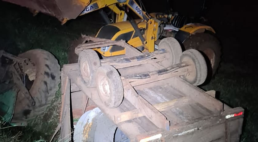 Idoso morre após tombar trator