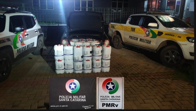 Carro é apreendido em Chapecó com galões de agrotóxico vindos da Argentina