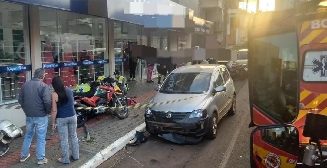 Motociclista sofre fraturas nas duas pernas em grave acidente no Centro
