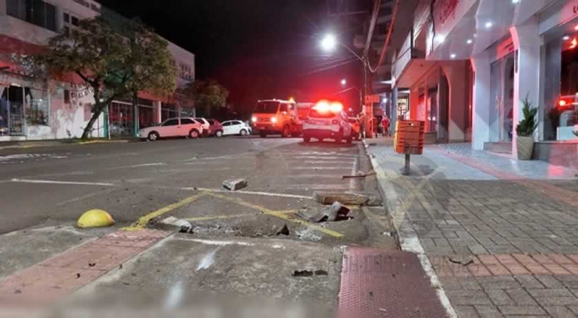 Dirigindo em alta velocidade, menor tenta fugir da PM e sofre acidente no centro