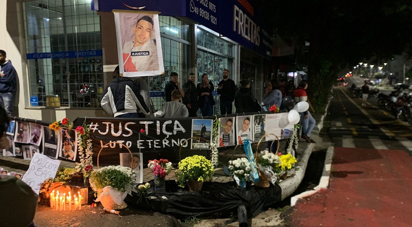 Amigos e familiares de jovem que morreu em acidente realizam manifestação