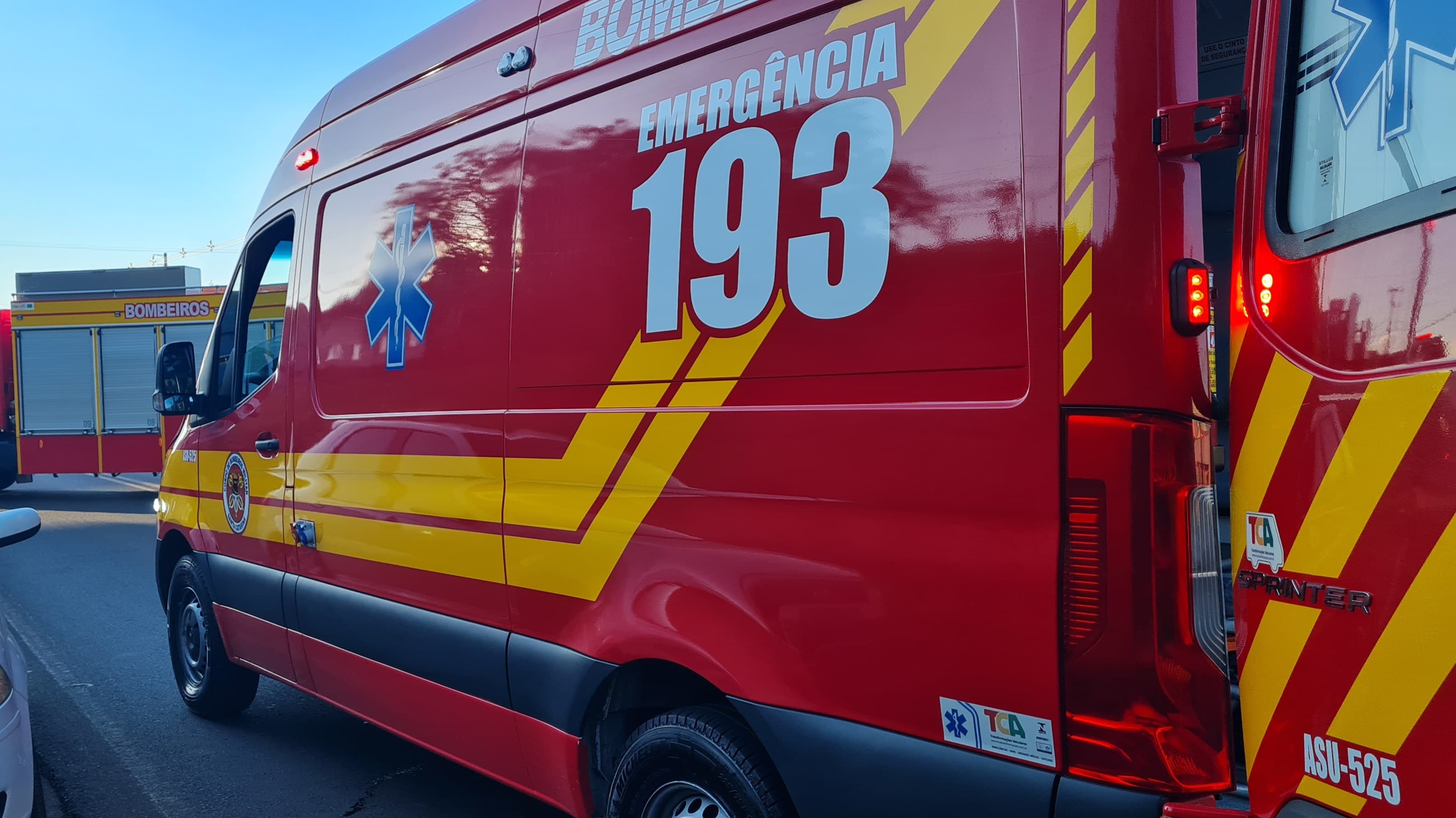 Motociclista sofre lesões em colisão com automóvel